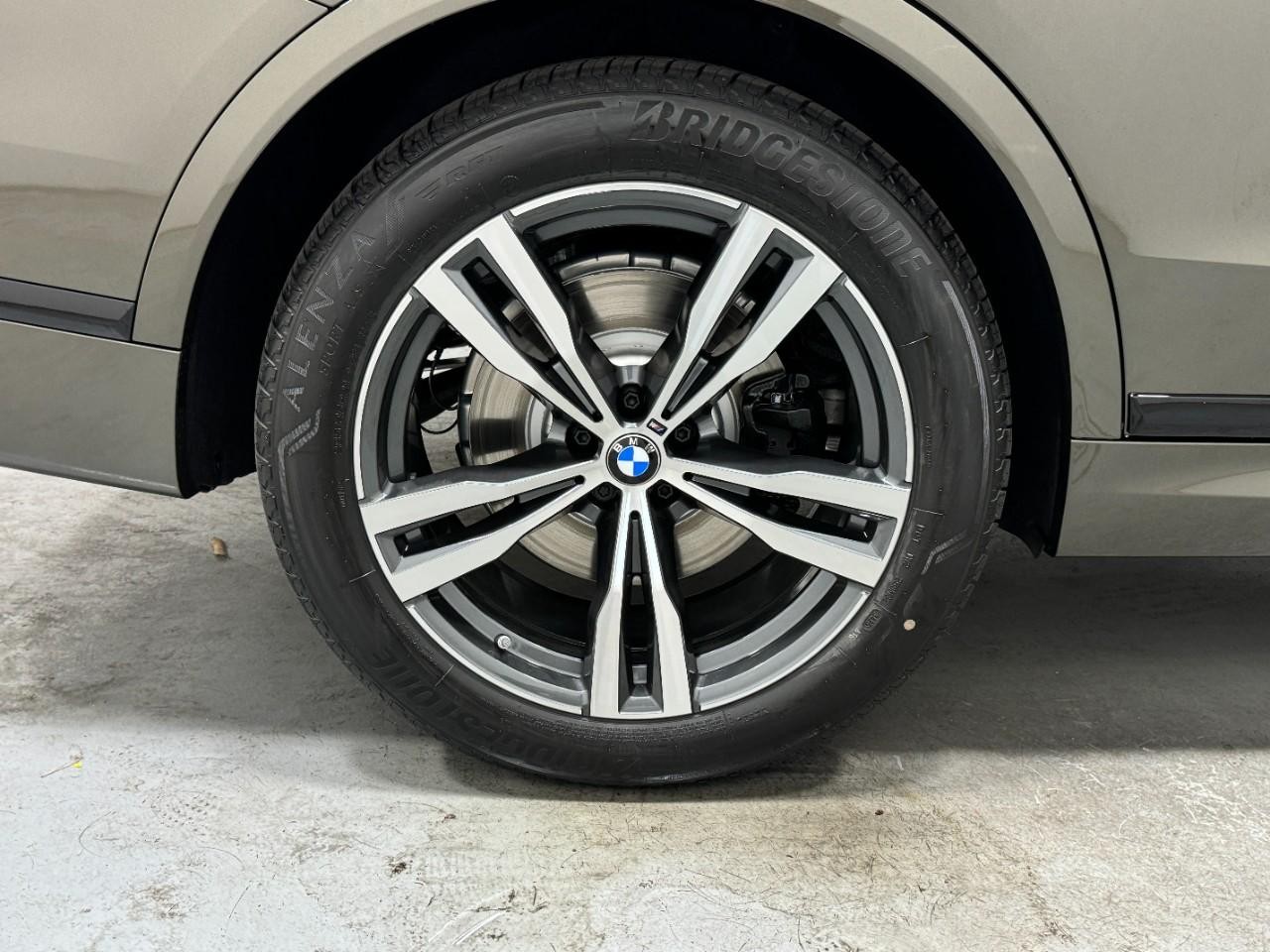 BMW X7 Vehicle Full-screen Gallery Image 5