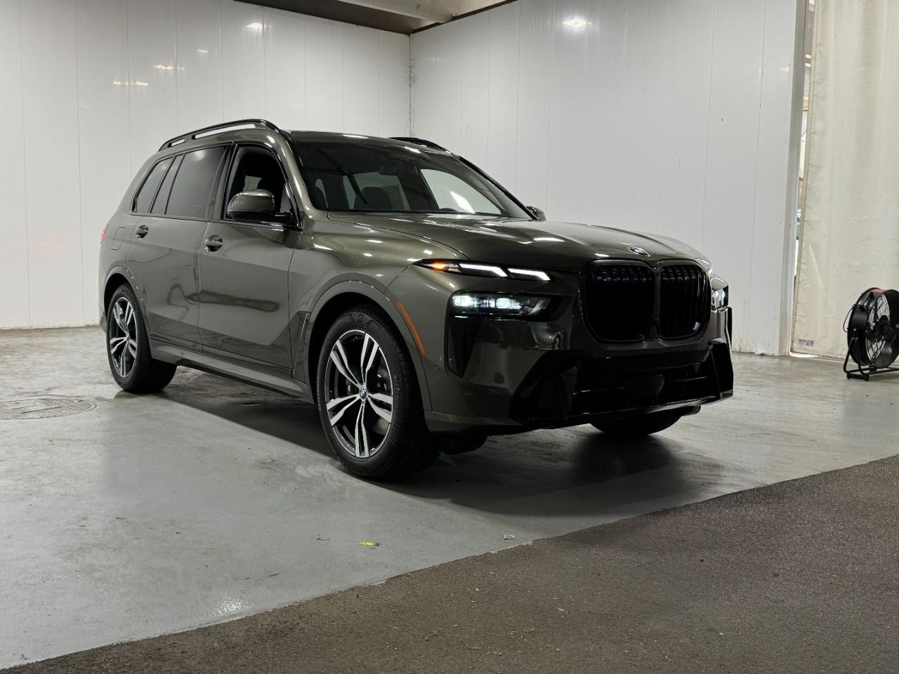 BMW X7 Vehicle Full-screen Gallery Image 6