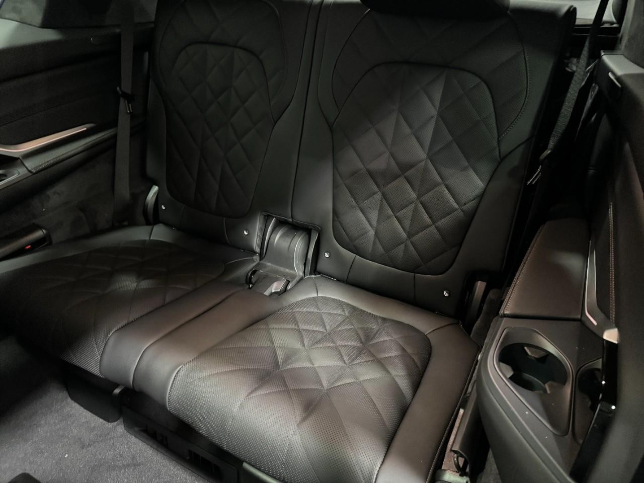 BMW X7 Vehicle Full-screen Gallery Image 8