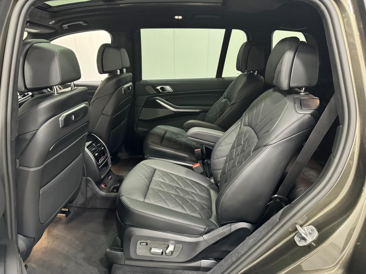 BMW X7 Vehicle Full-screen Gallery Image 9