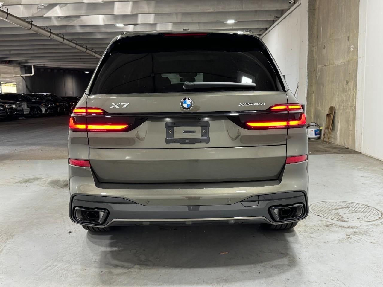 BMW X7 Vehicle Full-screen Gallery Image 10