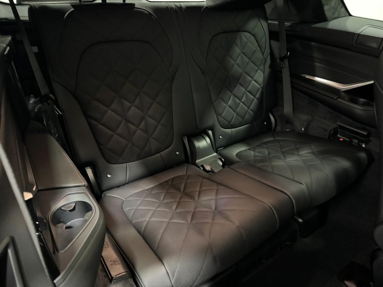 BMW X7 Vehicle Full-screen Gallery Image 11