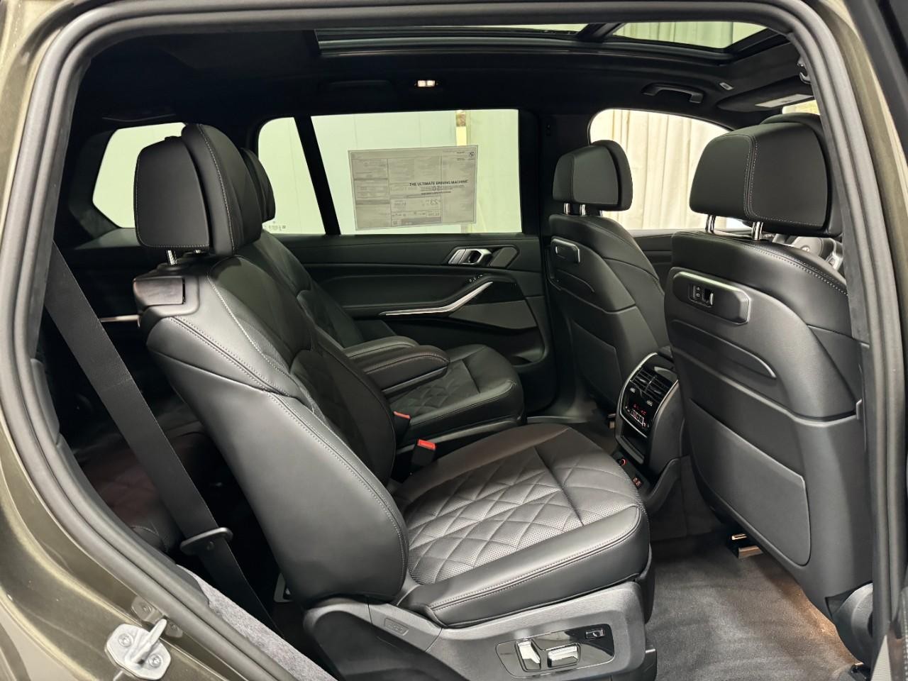 BMW X7 Vehicle Full-screen Gallery Image 12