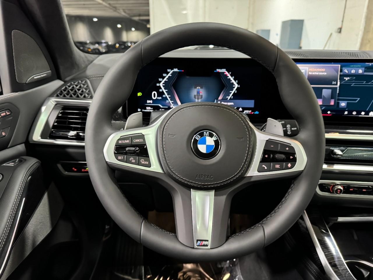 BMW X7 Vehicle Full-screen Gallery Image 16