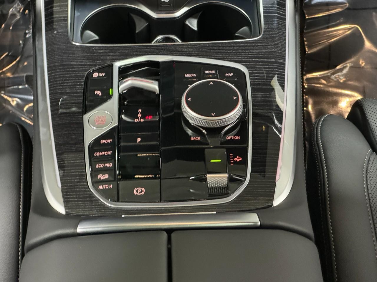 BMW X7 Vehicle Full-screen Gallery Image 18