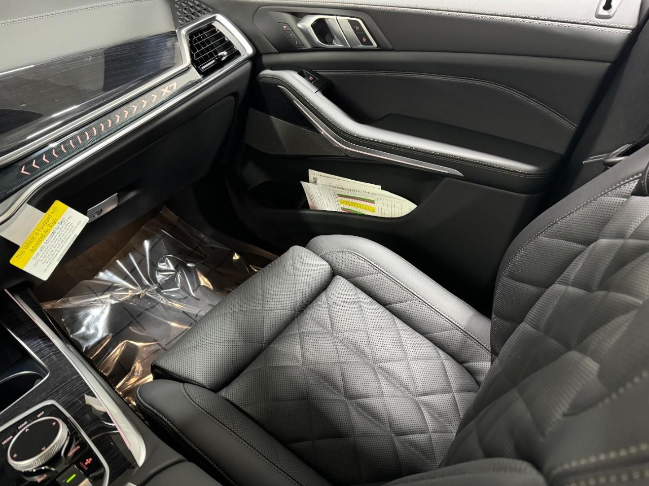 BMW X7 Vehicle Full-screen Gallery Image 19