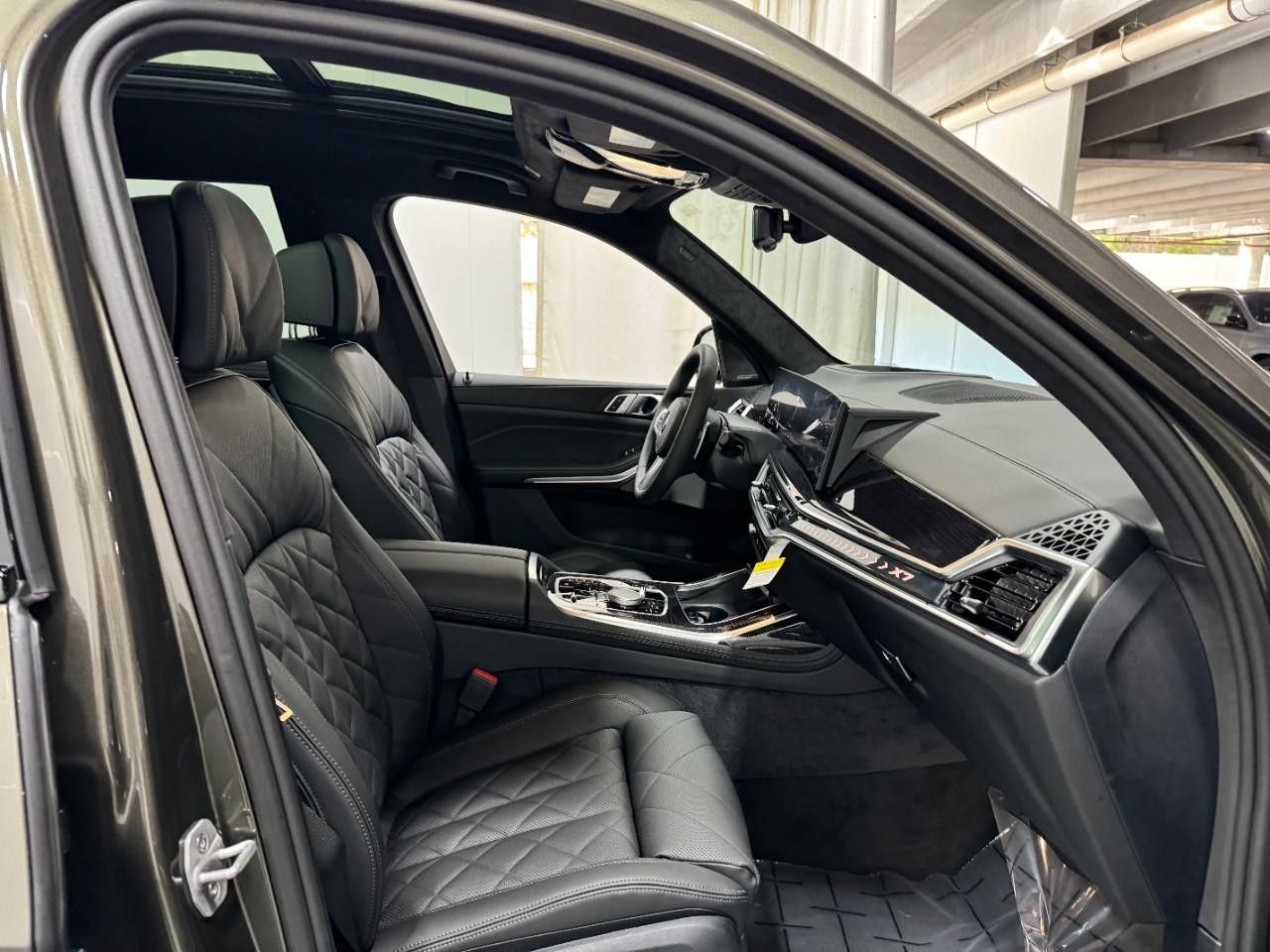 BMW X7 Vehicle Full-screen Gallery Image 20