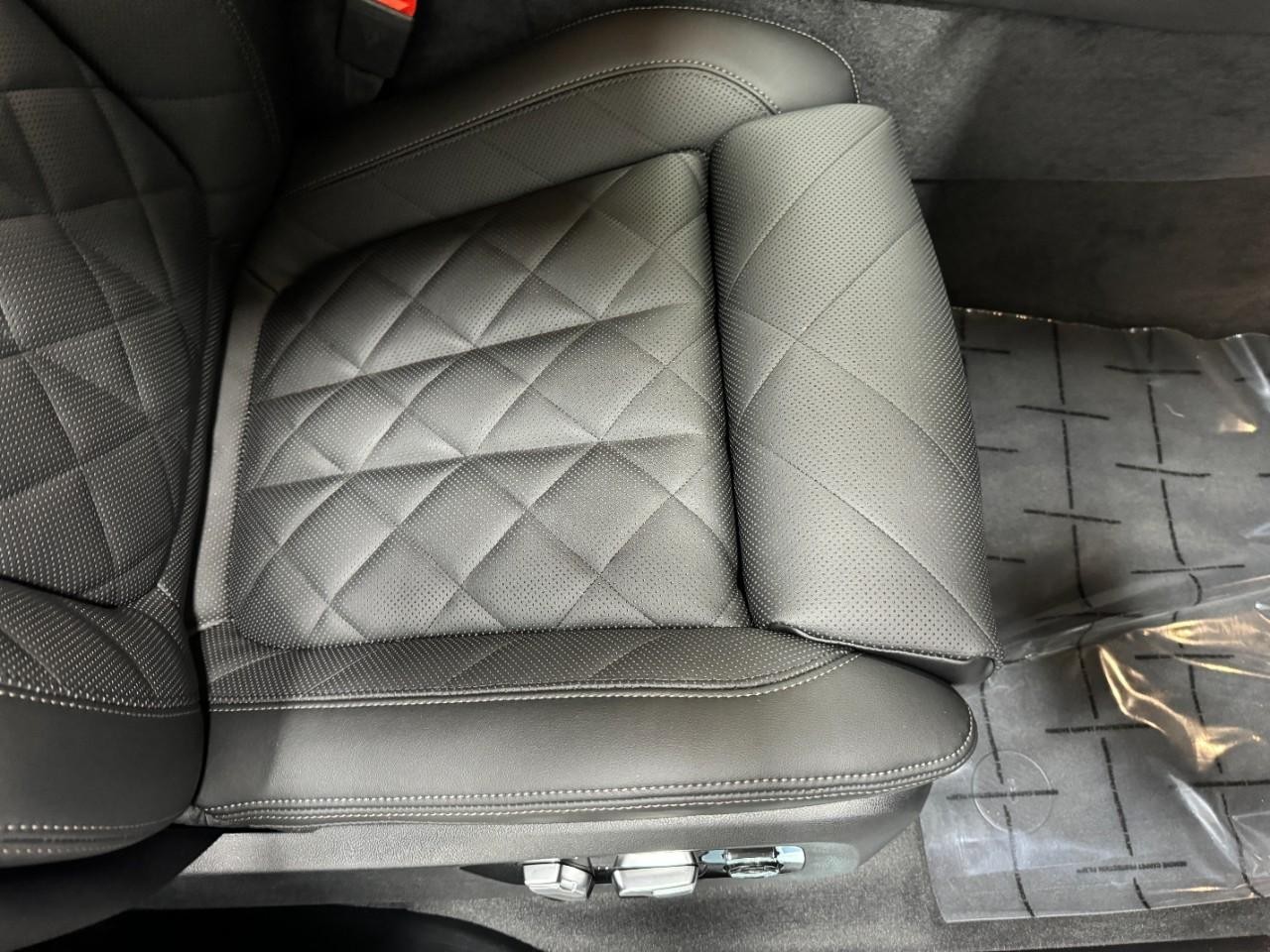 BMW X7 Vehicle Full-screen Gallery Image 21