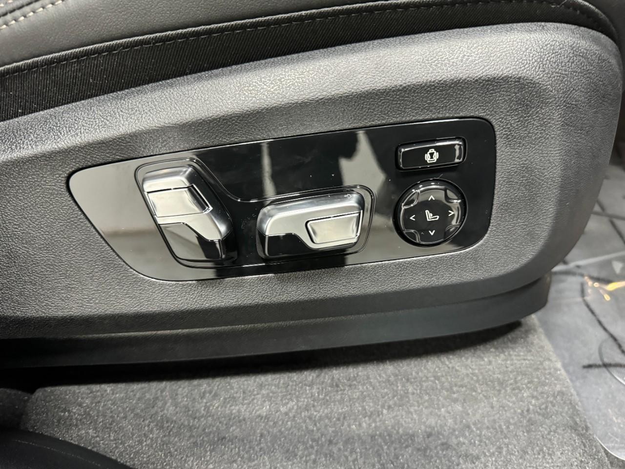 BMW X7 Vehicle Full-screen Gallery Image 22