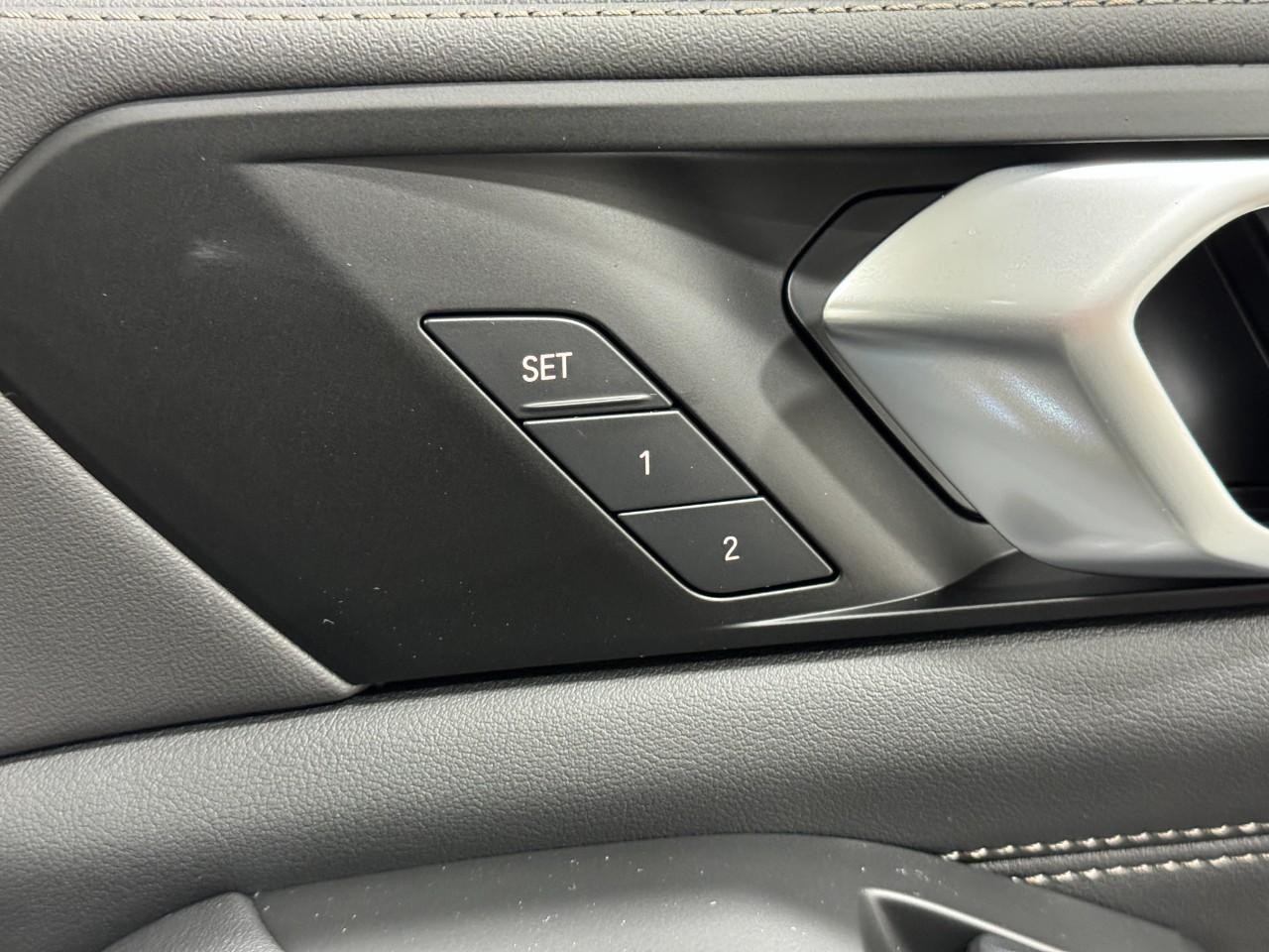 BMW X7 Vehicle Full-screen Gallery Image 23