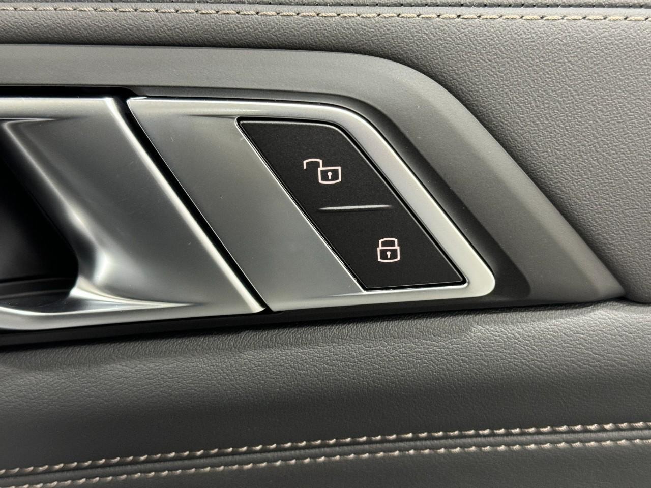 BMW X7 Vehicle Full-screen Gallery Image 24