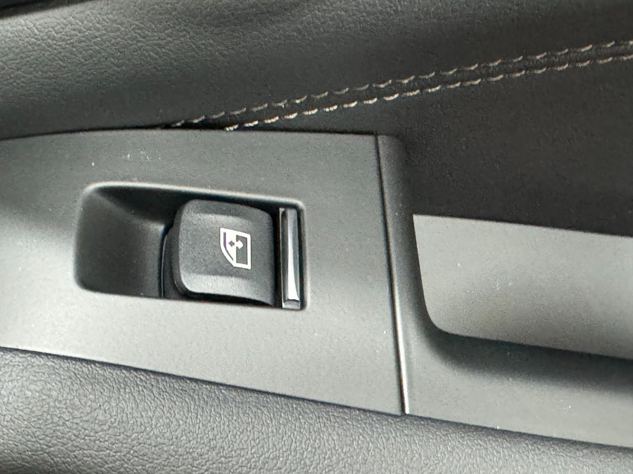 BMW X7 Vehicle Full-screen Gallery Image 25