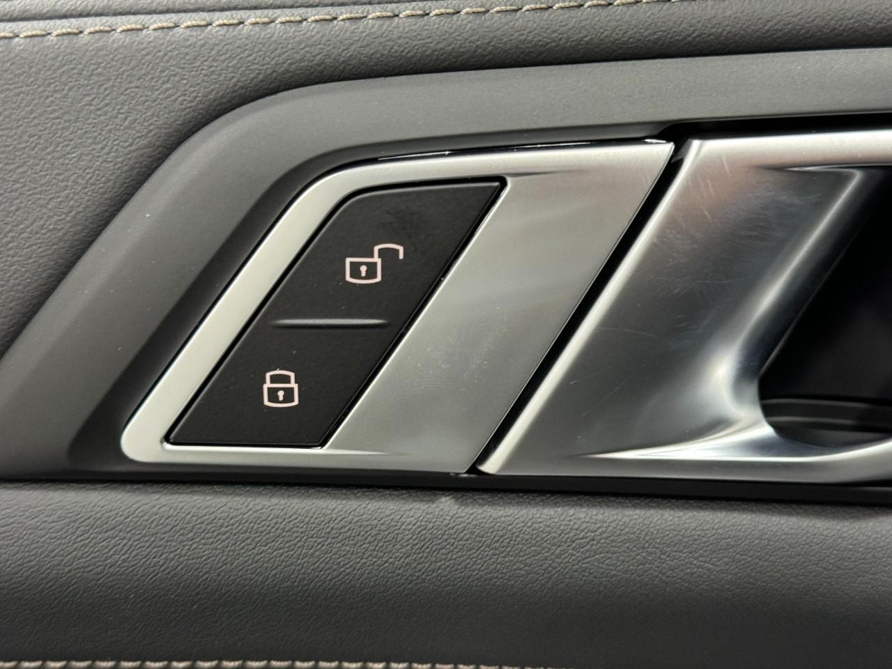 BMW X7 Vehicle Full-screen Gallery Image 28