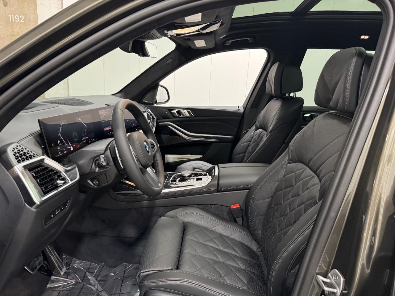 BMW X7 Vehicle Full-screen Gallery Image 30