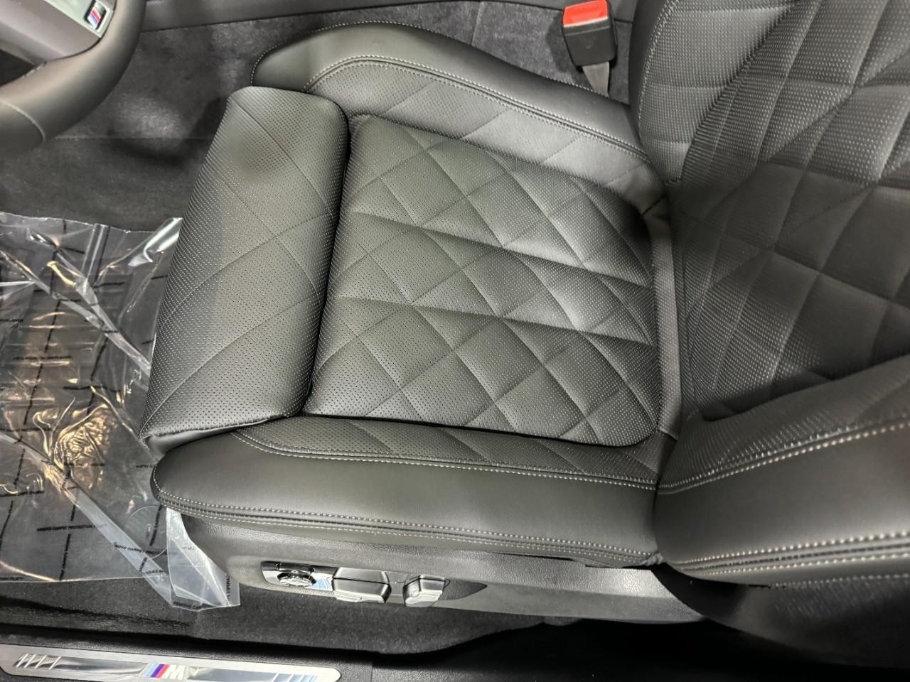 BMW X7 Vehicle Full-screen Gallery Image 31