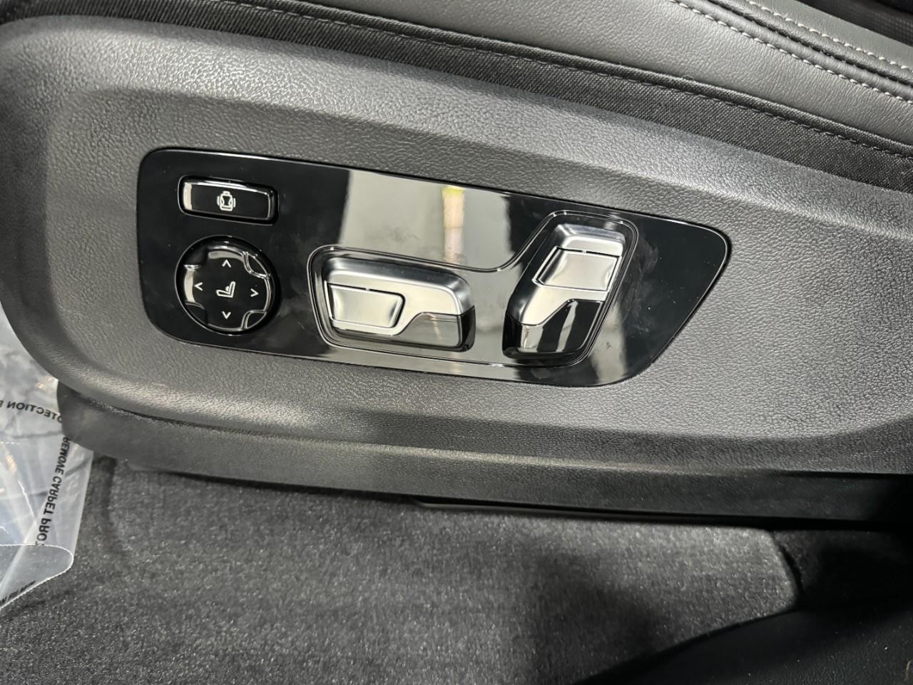 BMW X7 Vehicle Full-screen Gallery Image 32