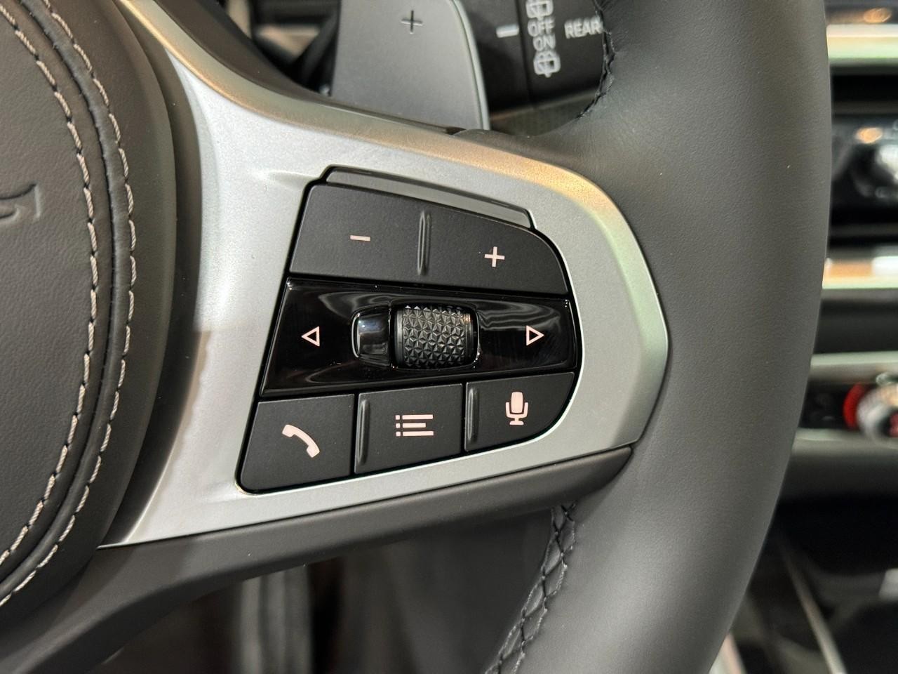 BMW X7 Vehicle Full-screen Gallery Image 35