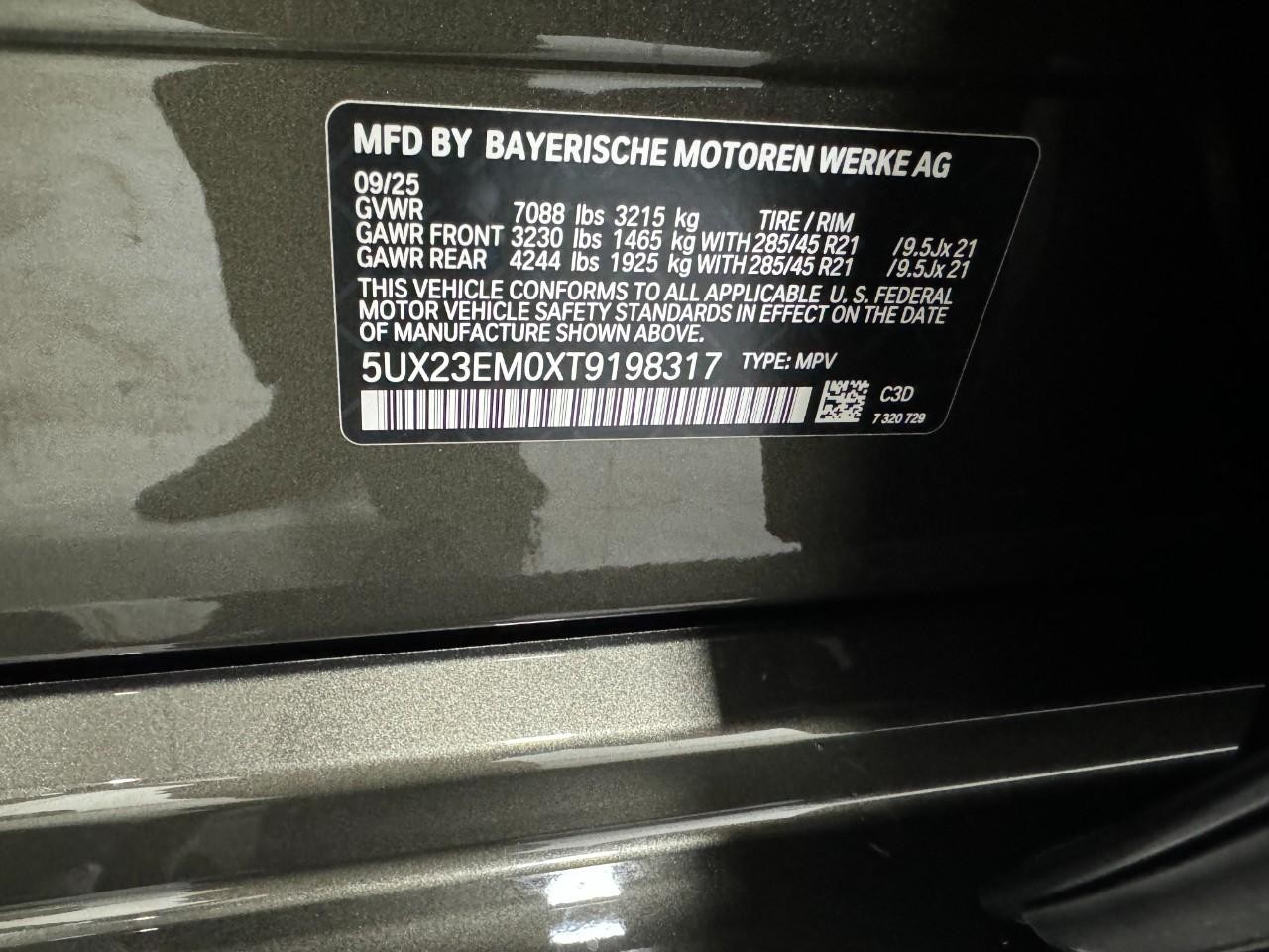 BMW X7 Vehicle Full-screen Gallery Image 38