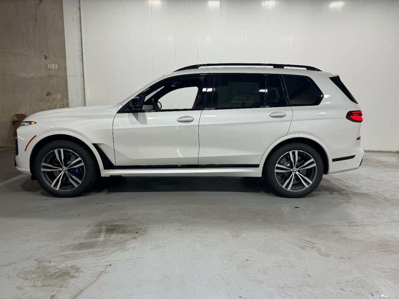 BMW X7 Vehicle Full-screen Gallery Image 2