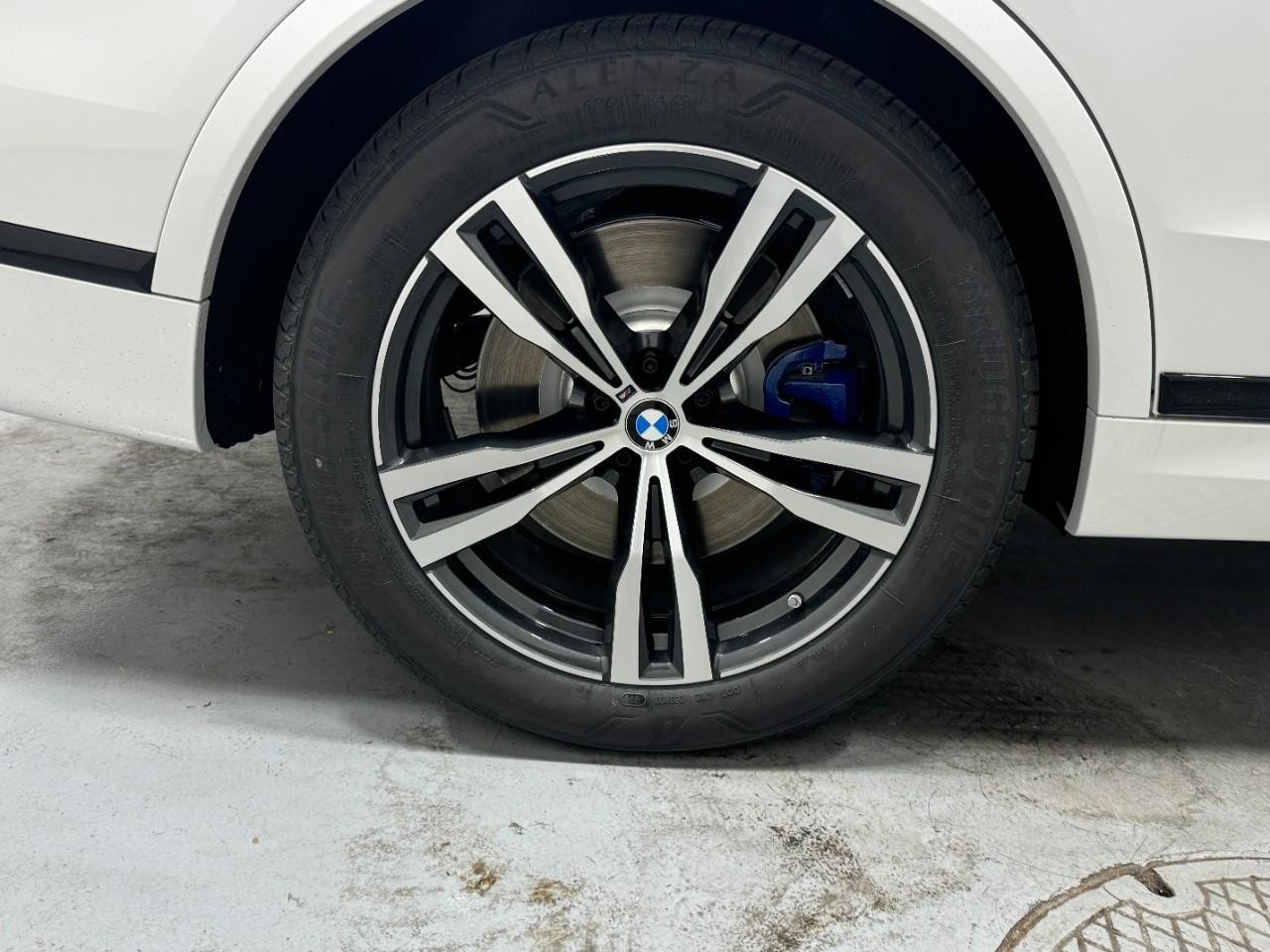 BMW X7 Vehicle Full-screen Gallery Image 5