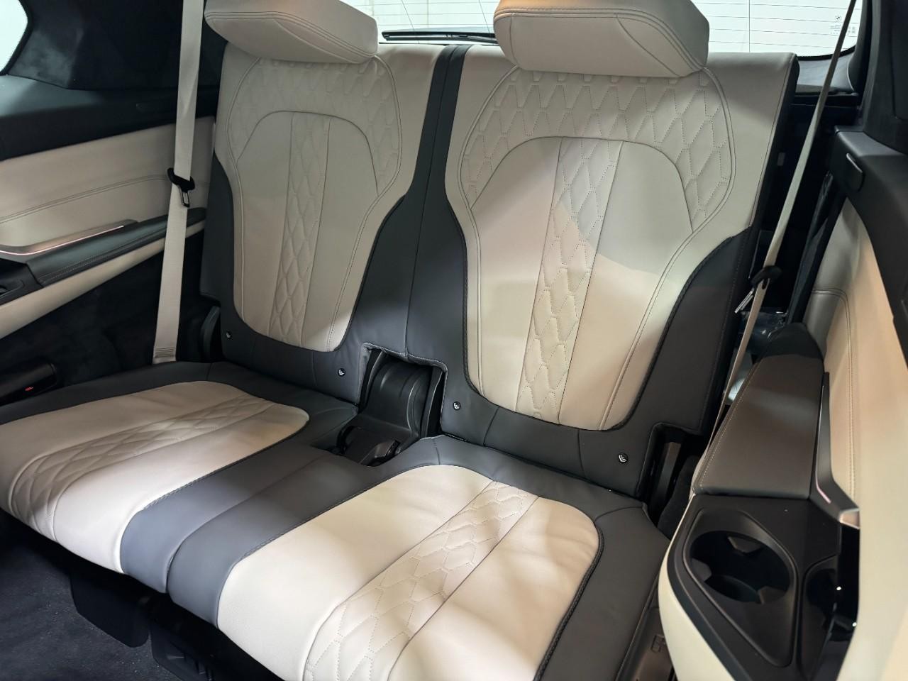 BMW X7 Vehicle Full-screen Gallery Image 8