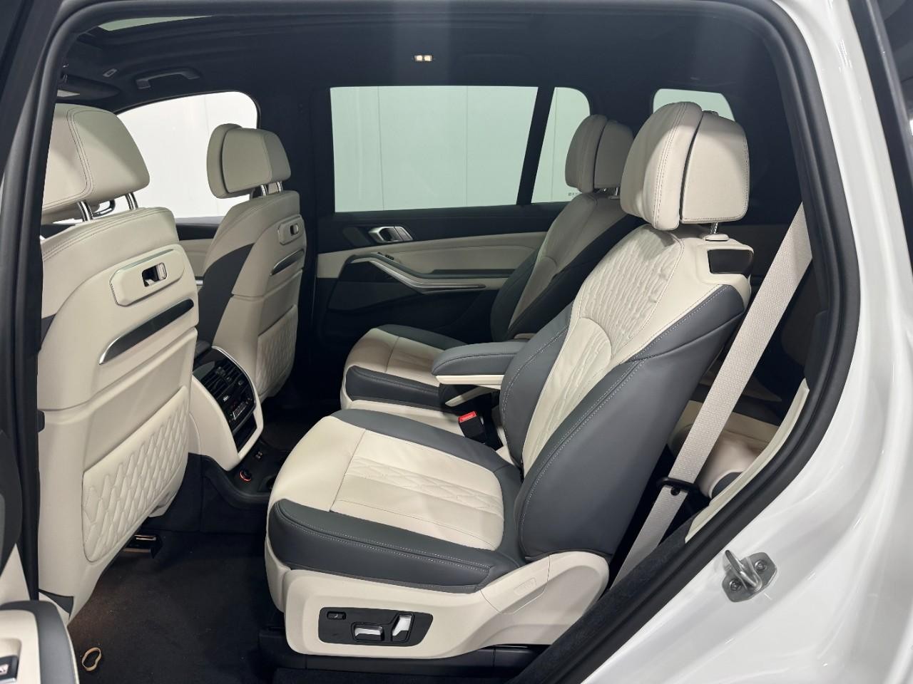 BMW X7 Vehicle Full-screen Gallery Image 9