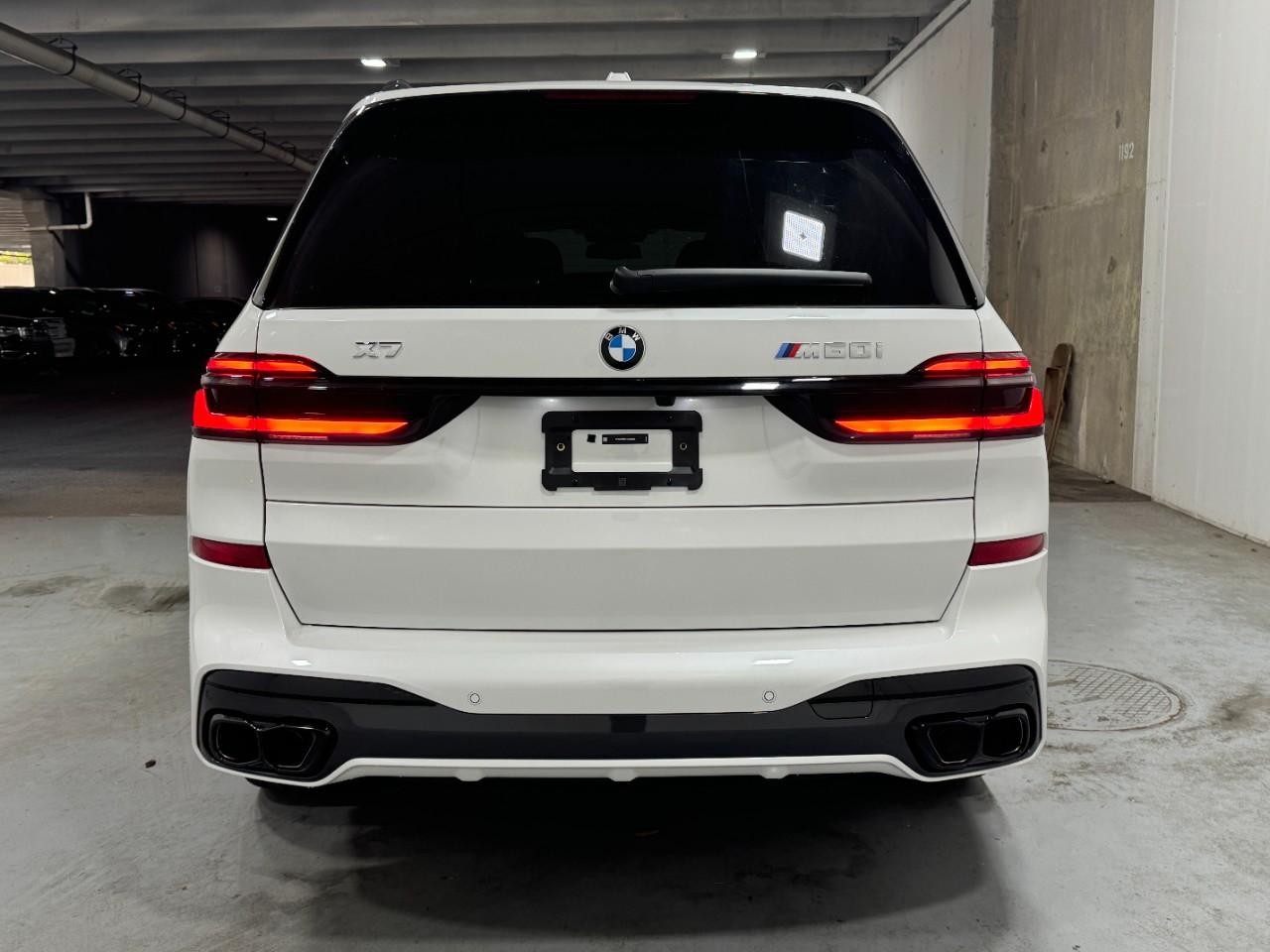 BMW X7 Vehicle Full-screen Gallery Image 10