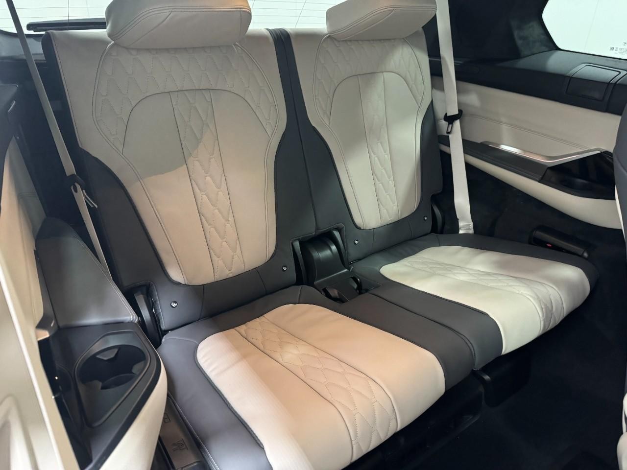 BMW X7 Vehicle Full-screen Gallery Image 11