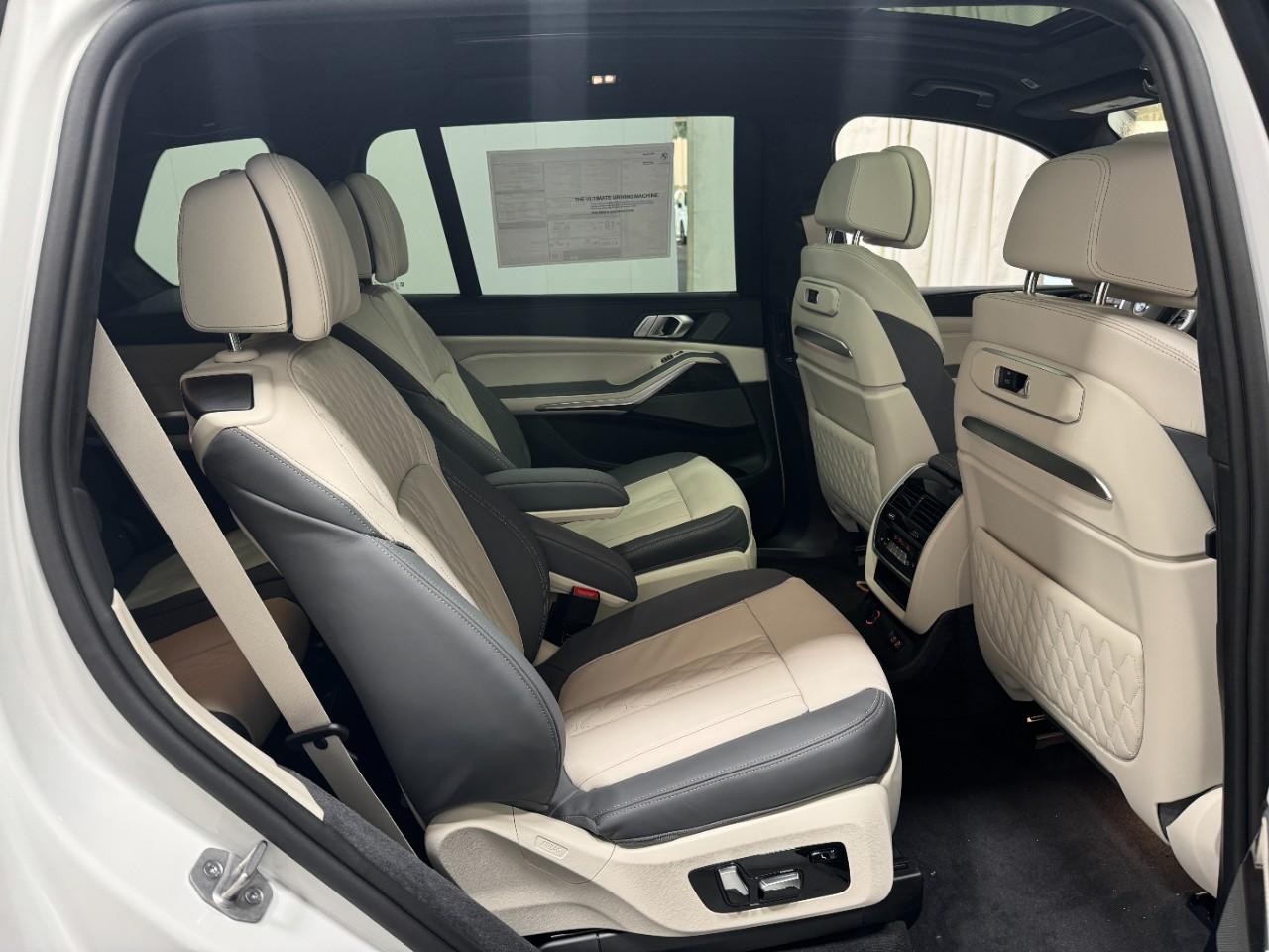BMW X7 Vehicle Full-screen Gallery Image 12