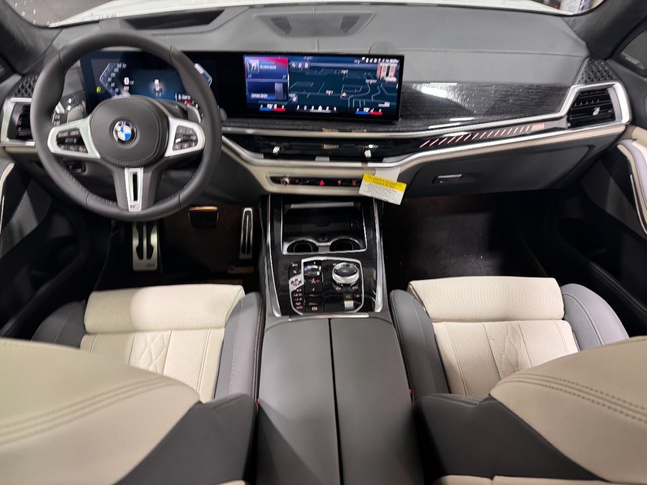BMW X7 Vehicle Full-screen Gallery Image 15