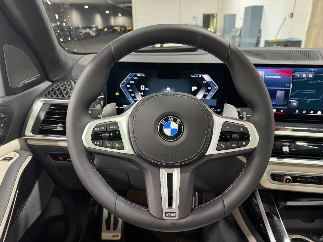 BMW X7 Vehicle Full-screen Gallery Image 16