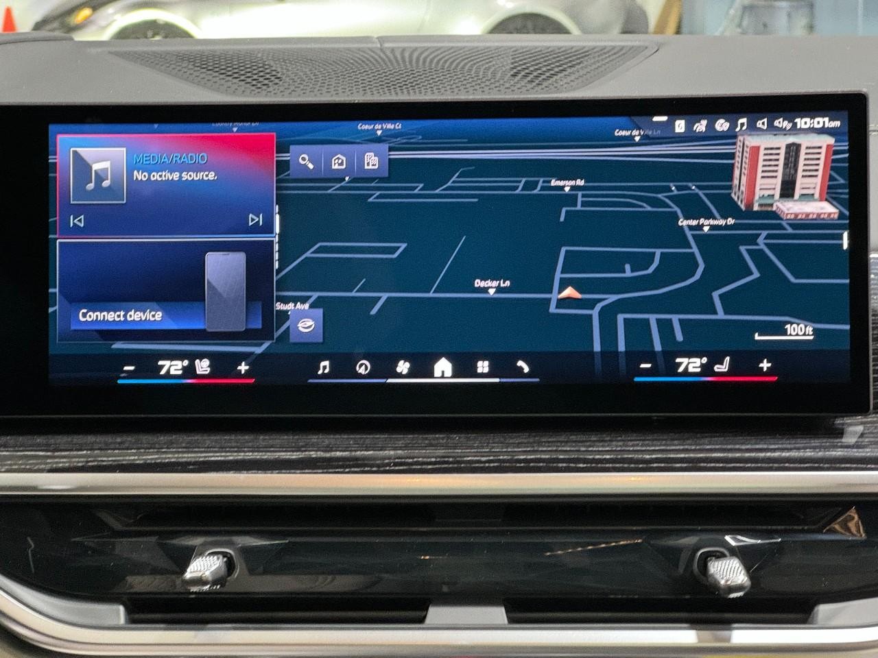 BMW X7 Vehicle Full-screen Gallery Image 17