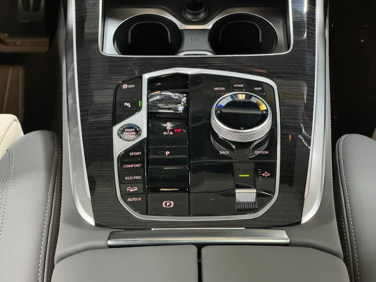 BMW X7 Vehicle Full-screen Gallery Image 18