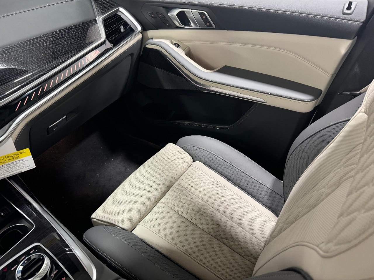 BMW X7 Vehicle Full-screen Gallery Image 19