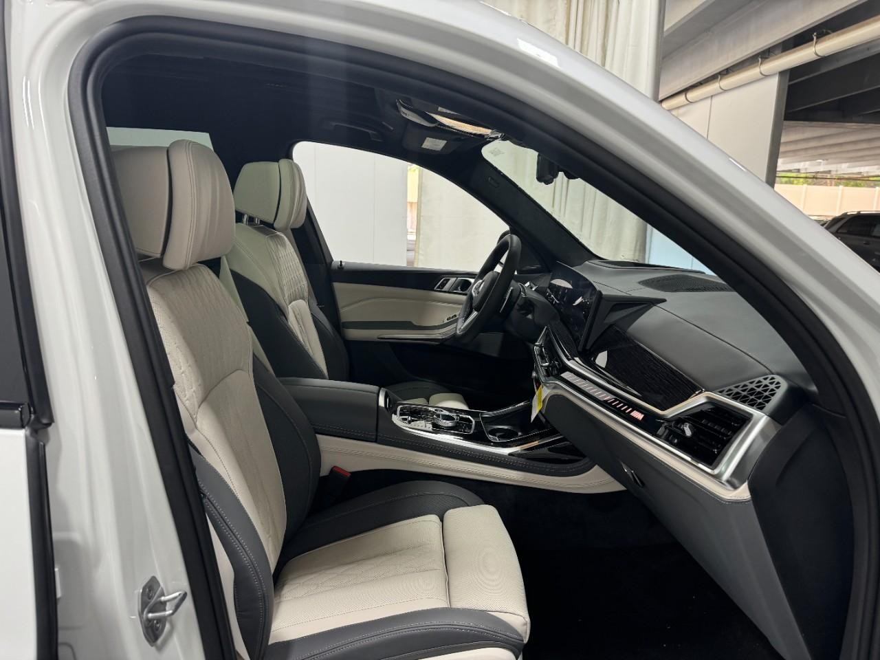 BMW X7 Vehicle Full-screen Gallery Image 20