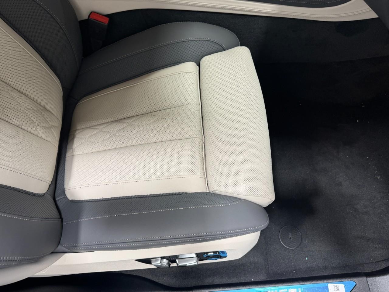 BMW X7 Vehicle Full-screen Gallery Image 21