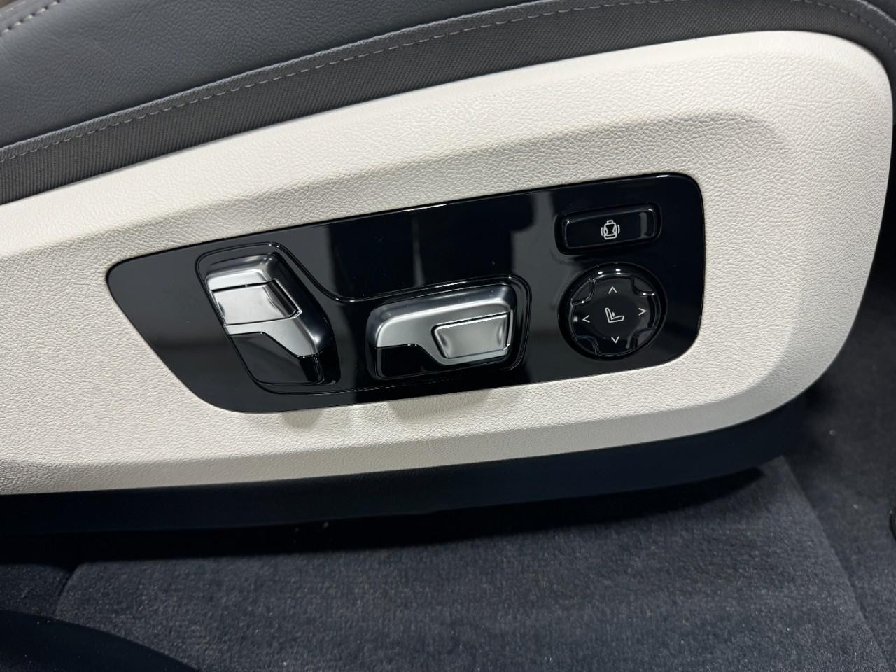 BMW X7 Vehicle Full-screen Gallery Image 22