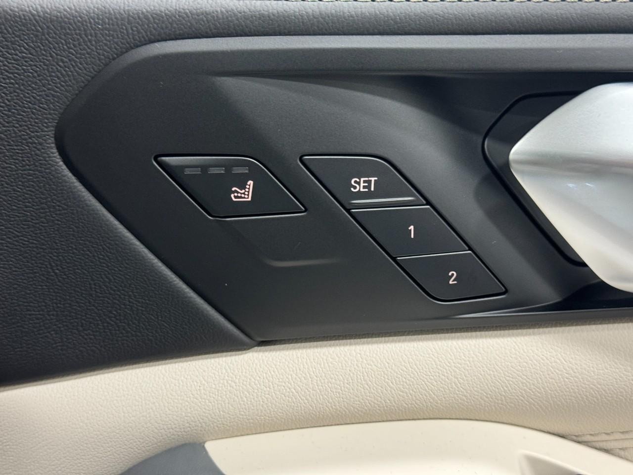 BMW X7 Vehicle Full-screen Gallery Image 23