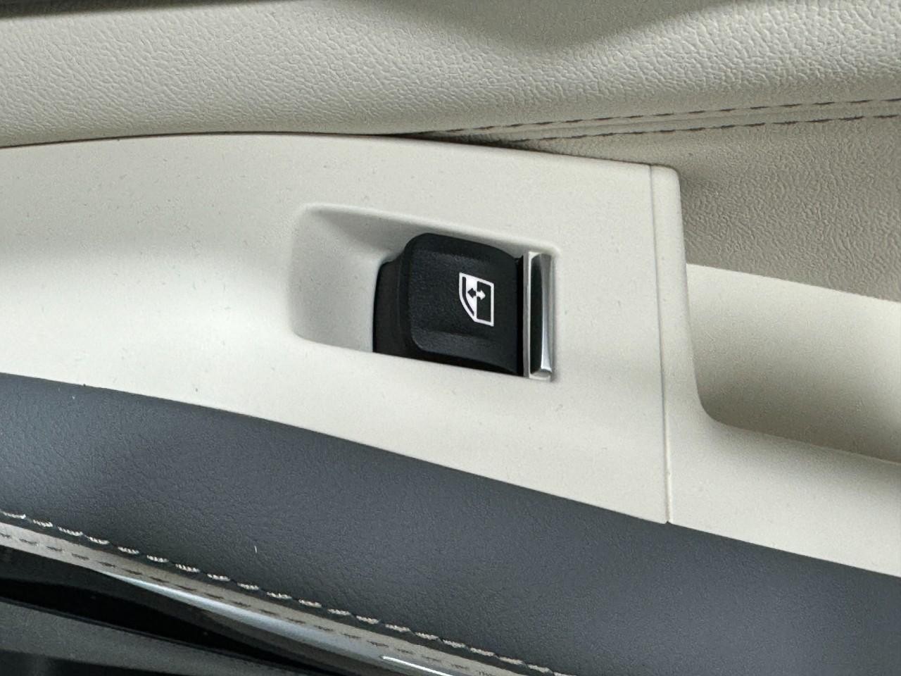 BMW X7 Vehicle Full-screen Gallery Image 25