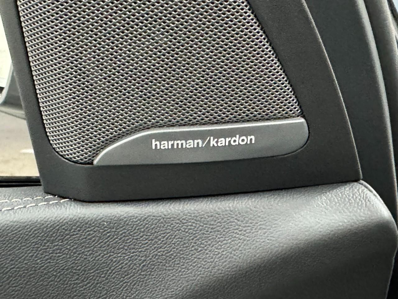 BMW X7 Vehicle Full-screen Gallery Image 26