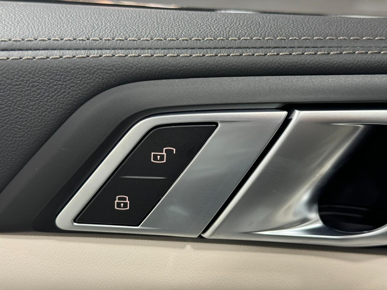 BMW X7 Vehicle Full-screen Gallery Image 28