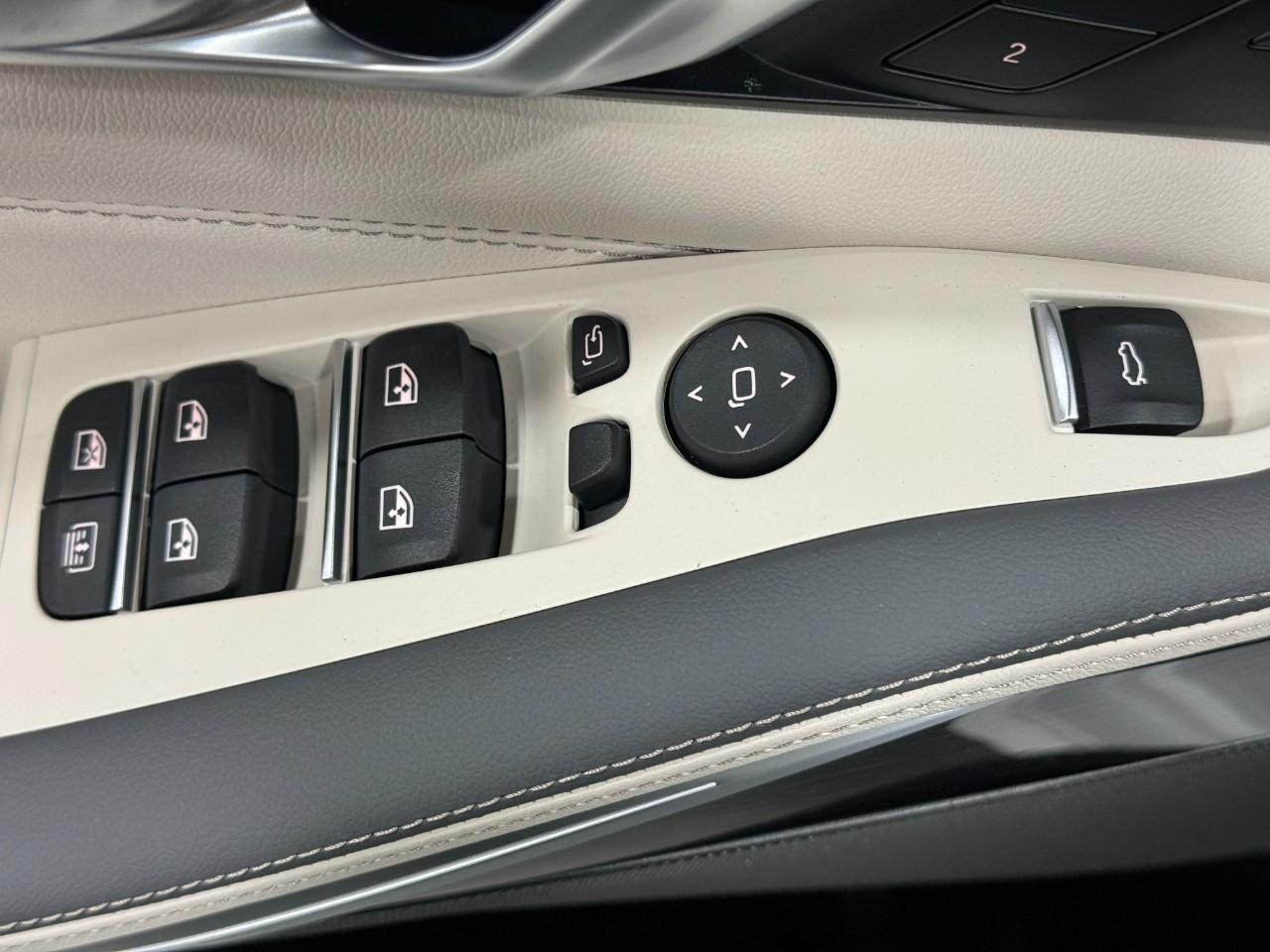 BMW X7 Vehicle Full-screen Gallery Image 29