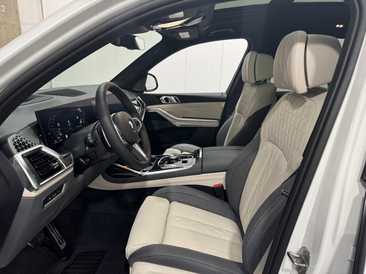 BMW X7 Vehicle Full-screen Gallery Image 30