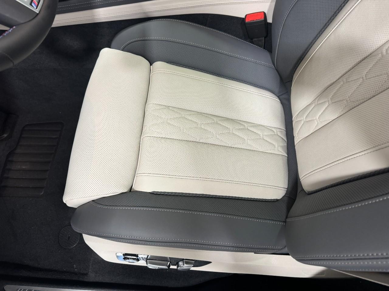 BMW X7 Vehicle Full-screen Gallery Image 31