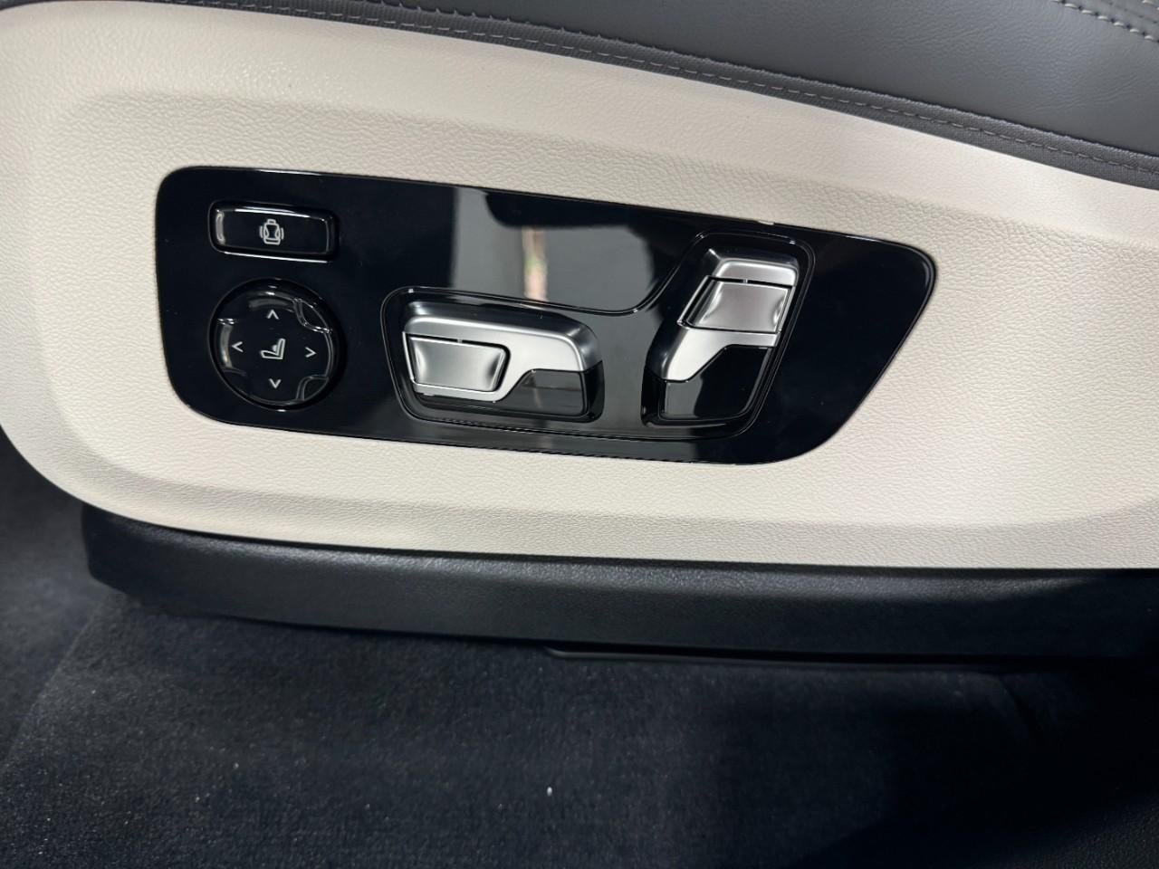 BMW X7 Vehicle Full-screen Gallery Image 32