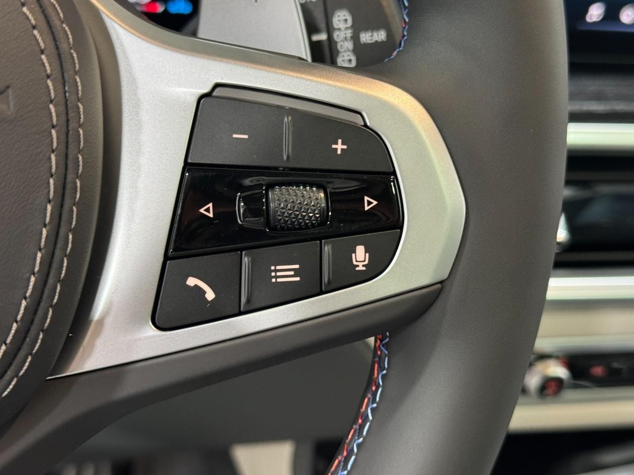 BMW X7 Vehicle Full-screen Gallery Image 35