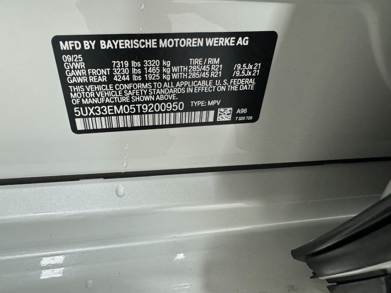 BMW X7 Vehicle Full-screen Gallery Image 38