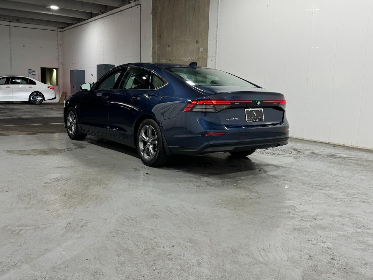 Honda Accord Sedan Vehicle Full-screen Gallery Image 3