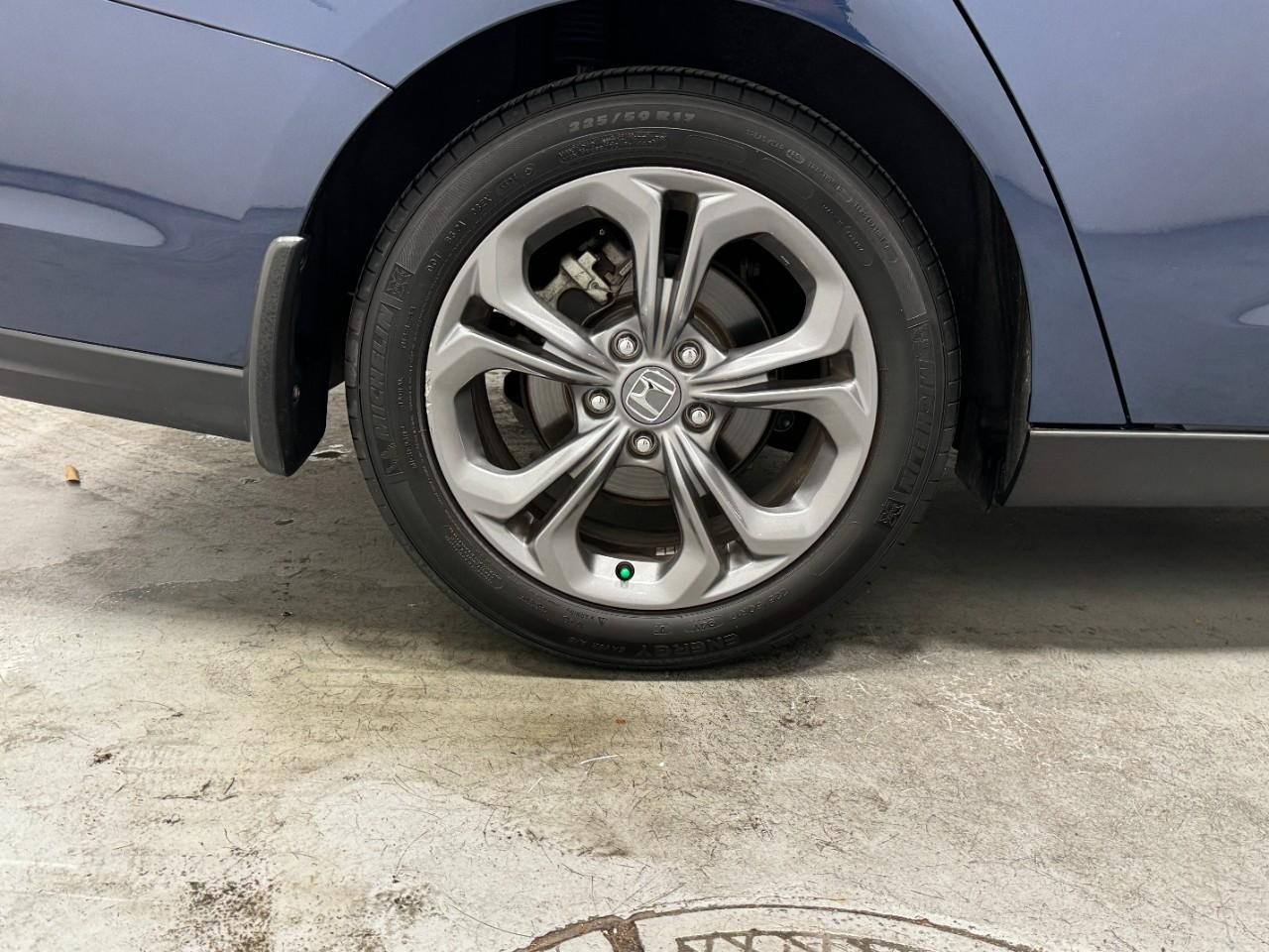 Honda Accord Sedan Vehicle Full-screen Gallery Image 5