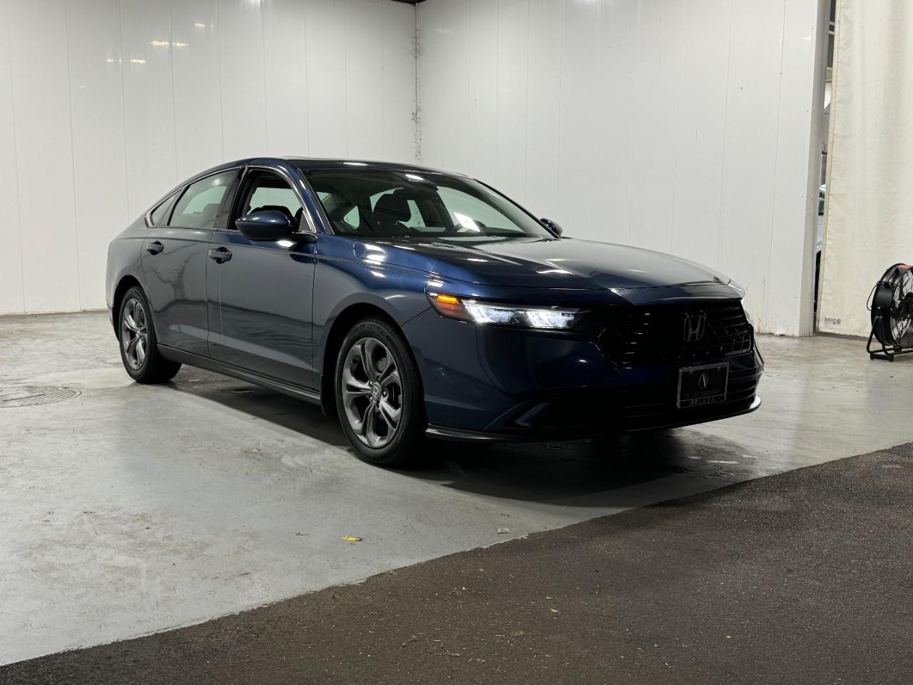 Honda Accord Sedan Vehicle Full-screen Gallery Image 6